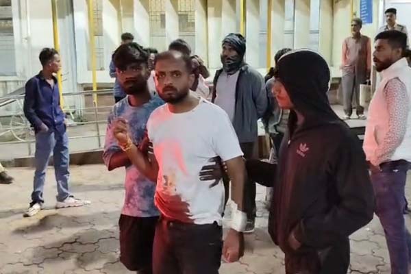 बरेला बम्हनी में विसर्जन के दौरान खूनी संघर्ष, भाजयुमो मंडल अध्यक्ष समेत छह पर हमला, देखे वीडियो ----- 1 02 13