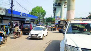 जर्जर अग्रवाल बिल्डिंग को ढहाया नगर निगम ने, क्रेन और जेसीबी लगाकर गिराया भवन, एक दिन पहले मुनादी कर दी थी सूचना, सुरक्षा के मद्देनजर तैनात रही पुलिस, आवागमन भी रहा बाधित 4 03 2