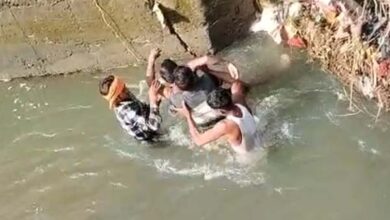 नशे की हालत में नहाने गए 55 वर्षीय व्यक्ति की डूबने से मौत, देखे वीडियो ...... 5 03 4