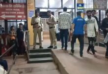 गढ़ा दशहरा चल समारोह के दौरान चाकूबाजी में युवक घायल, बीच बचाव के दौरान एसआई पर हमला, देखे वीडियो ---- 2 03 7