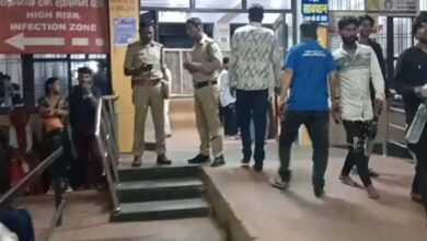 गढ़ा दशहरा चल समारोह के दौरान चाकूबाजी में युवक घायल, बीच बचाव के दौरान एसआई पर हमला, देखे वीडियो ---- 9 03 7