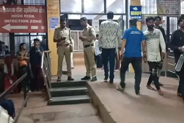 गढ़ा दशहरा चल समारोह के दौरान चाकूबाजी में युवक घायल, बीच बचाव के दौरान एसआई पर हमला, देखे वीडियो ---- 1 03 7