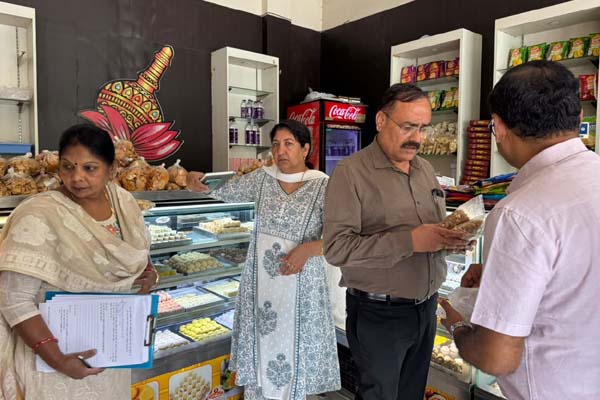 यशभारत ब्रेकिंग : विजय नगर स्थित 'अमृत भंडार' पर प्रशासन का छापा: खाद्य सामग्री के सैंपल लिए, देखे वीडियो ------ 1 04 5