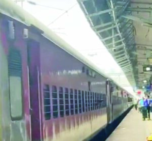 ट्रेन में तांडव : आधी रात डकैती, यात्रियों से मारपीट, लमतरा आउटर के पास काशी तमिल संगम एक्सपे्रस में वारदात से सनसनी, विशाखापट्नम से केस डायरी मिलते ही हडक़म्प, 9 आरोपी गिरफ्तार 2 10