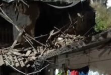 जर्जर मकान का हिस्सा भरभराकर गिरा, मलबे में फंसे 12 लोग सुरक्षित निकाले गए, देखे वीडियो…… 2 1001424881