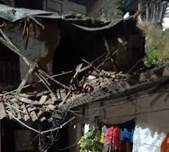 जर्जर मकान का हिस्सा भरभराकर गिरा, मलबे में फंसे 12 लोग सुरक्षित निकाले गए, देखे वीडियो…… 6 1001424881