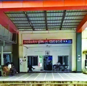 ट्रेन में तांडव : आधी रात डकैती, यात्रियों से मारपीट, लमतरा आउटर के पास काशी तमिल संगम एक्सपे्रस में वारदात से सनसनी, विशाखापट्नम से केस डायरी मिलते ही हडक़म्प, 9 आरोपी गिरफ्तार 4 17