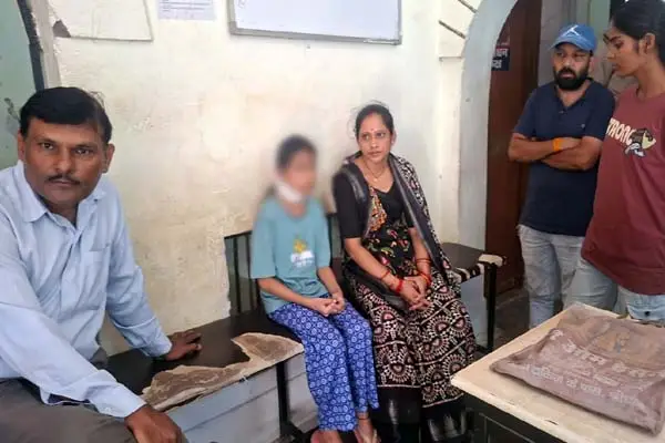 शिक्षक ने फेंका डस्टर, छात्रा का सिर फूटा; घटना छिपाने का भी आरोप 1 20261001115936 OvCIrCII