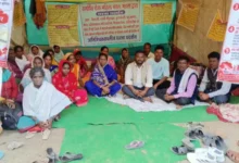 रसीद गायब, ब्याज बेलगाम: माइक्रोफाइनेंस के 'मायाजाल' में फंसीं ग्रामीण महिलाएं धरने पर बैठीं 3 20261001223750 4BTbp9Kd