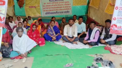 रसीद गायब, ब्याज बेलगाम: माइक्रोफाइनेंस के 'मायाजाल' में फंसीं ग्रामीण महिलाएं धरने पर बैठीं 4 20261001223750 4BTbp9Kd