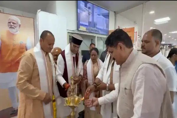 गांधी जयंती पर मंत्री सारंग ने दिया स्वदेशी अपनाने का संदेश महापौर मालती राय के साथ खादी ग्रामोद्योग स्टोर पहुंचे, खरीदे खादी वस्त्र 1 20261002113951 svE49Tqn