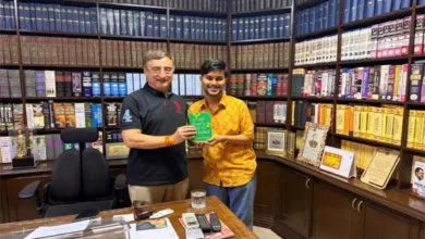 जबलपुर के कवि आदित्य तिवारी ने सांसद विवेक तन्खा से की मुलाकात, नई काव्य पुस्तक भेंट की 4 20261002174651 hvzCYa1h