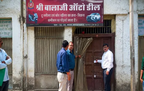 बड़ी कार्यवाही : बिना ट्रेड लाइसेंस पुरानी गाड़ियों का क्रय-विक्रय करने पर ऑटो डील' सील, 48 मोटरसाइकिलें जप्त 1 20261002181256 REg68Zpb