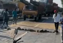 ट्रक की टक्कर से तीन लोगों की मौत, मासूम बच्ची गंभीर घायल 8 20261003155844 3fNI10wl