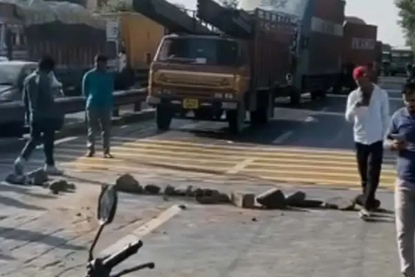 ट्रक की टक्कर से तीन लोगों की मौत, मासूम बच्ची गंभीर घायल 1 20261003155844 3fNI10wl