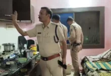 गोरखपुर थाना क्षेत्र में मकान में बाहरी लोगों के रहने की सूचना पर पुलिस की दबिश, शराब की खाली बोतलें और हुक्का बरामद 2 20261003171107 knpEe1H7