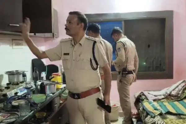 गोरखपुर थाना क्षेत्र में मकान में बाहरी लोगों के रहने की सूचना पर पुलिस की दबिश, शराब की खाली बोतलें और हुक्का बरामद 1 20261003171107 knpEe1H7