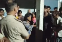बिस्किट खिलाकर छह साल की बच्ची को साथ ले जा रही थी महिला : मैच गया हड़कंप.... देखें पूरा वीडियो 2 20261003185907 dPb9moZE