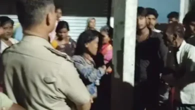 बिस्किट खिलाकर छह साल की बच्ची को साथ ले जा रही थी महिला : मैच गया हड़कंप.... देखें पूरा वीडियो 5 20261003185907 dPb9moZE