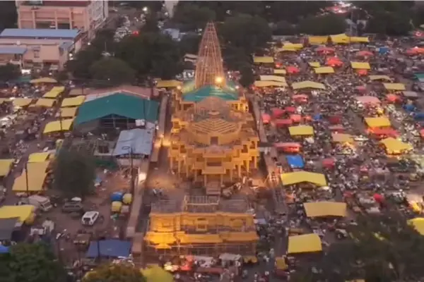 बिट्टन मार्केट में 1.30 करोड़ की भव्य झांकी ने बढ़ाई रौनक , रंग-बिरंगी रोशनी और आकर्षक सजावट देखने उमड़ रहे शहरवासी, शाम होते ही दिखता है मनमोहक नजारा 1 20261004111939 XjWP60fe