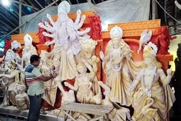 मिट्टी से गढ़ी जा रही आस्था, दुर्गा प्रतिमाओं को अंतिम रूप देने में जुटे कलाकार 1 20261004131718 P8w7DMfo