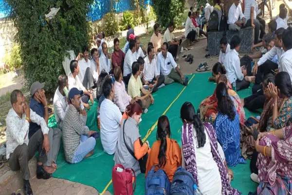 नीलम पार्क में अनशन पर बैठे शिक्षक: मांगें न मानने पर प्रदेशव्यापी आंदोलन की चेतावनी 1 20261004174134 hrHbvTXY