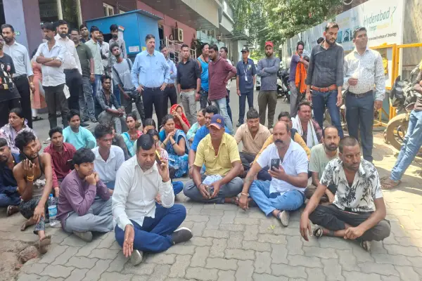 आयुष्मान के बाद भी मांगी अतिरिक्त रकम? मरीज की मौत पर ओमेगा हॉस्पिटल में बवाल, देखे वीडियो ..... 1 20261005121410 Q8bA5MbJ
