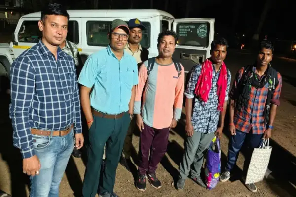 104 मुकदमों और 67 लाख के इनाम का अंत: खूंखार नक्सली सुरेंद्र समेत तीन को सुकमा पुलिस को सौंपा 1 20261005140141 ENYRVzEy