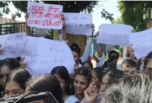 शिक्षिका पर अत्याचार और अवैध वसूली का आरोप: छात्राओं का आरोप - प्रोजेक्ट के नाम पर मांगे 2500 रुपए, मना करने पर पाईप से पीटा 10 20261005140301 Z9bKAtwP