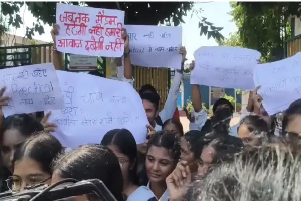 शिक्षिका पर अत्याचार और अवैध वसूली का आरोप: छात्राओं का आरोप - प्रोजेक्ट के नाम पर मांगे 2500 रुपए, मना करने पर पाईप से पीटा 1 20261005140301 Z9bKAtwP
