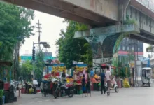 लालपुर चौक फुटपाथ पर अतिक्रमण ,नशेड़ियों का अड्डा बना 10 20261005151224 KmqPR08l