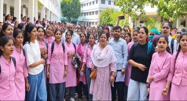 बीए प्रथम वर्ष में 999 छात्राओं की सप्लीमेंट्री : गर्ल्स कॉलेज के बाहर हंगामा 1 20261006114015 ihaNqmuV