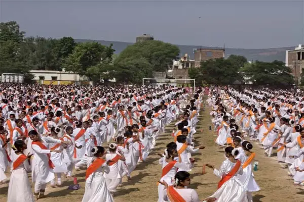 मैहर ने रचा इतिहास, 3430 विद्यार्थियों ने एक साथ किया कथक; एशिया बुक ऑफ रिकॉर्ड में दर्ज हुआ नाम 1 20261006141020 HMYp2WC0
