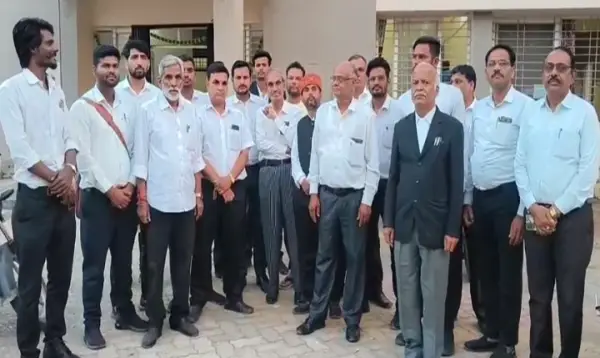 एसडीएम ने अधिवक्ता को बताया बिचौलिया : वकीलों ने किया बहिष्कार... देखे पूरा वीडियो 1 20261006193725 L7tKa2zV