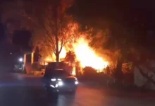 लकड़ी की टाल में भीषण आग: मची अफरा-तफरी, पास के मैरिज गार्डन और टालों पर मंडराया खतरा 2 20261007003044 XAlPv2Zz