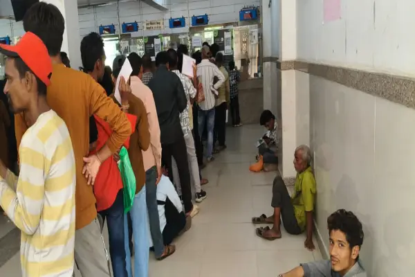 हमीदिया में इलाज से बड़ी मुसीबत बनी दवा: घंटों कतार में खड़े रहने को मजबूर मरीज 1 20261007123321 yGNu19Lq