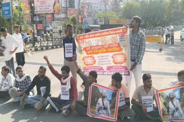 वर्ग-3 के चयनित शिक्षकों का बोर्ड ऑफिस पर चक्का जाम, नियुक्ति की मांग को लेकर प्रदर्शन 1 20261007163421 Ft00X5Mi