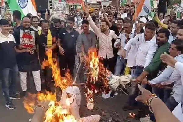 ‘वोट चोरी’ के आरोपों पर कांग्रेस का हल्लाबोल, मालवीय चौक पर फूंके मोदी-शाह-ज्ञानेश के पुतले... देंखे वीडियो 1