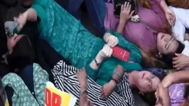 राहुल गांधी को बस में बिठाया, विरोध में सड़क पर लेटीं प्रियंका को पुलिस हिरासत में लिया 15 20261007180932 zpwXiXBJ