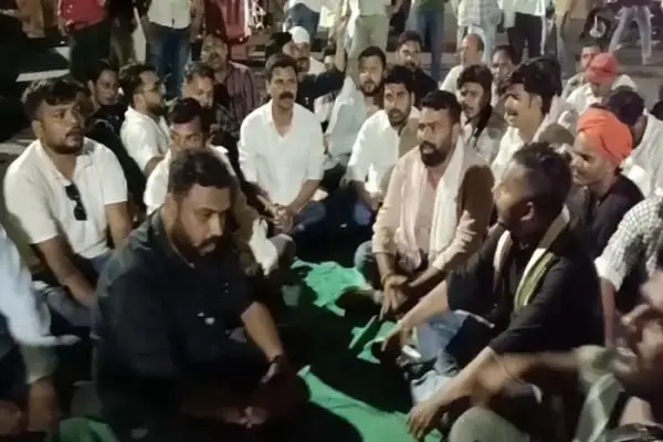 घंटाघर पर किसानों का रातभर डेरा, कक्कड़ भर्ता बनना शुरू,एक सड़क बंद; मांगें नहीं मानीं तो रातभर चलेगा प्रदर्शन 1 20261007184619 Yv7Qqe3r