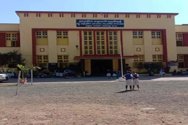 एमएलबी स्कूल की कैंटीन में खाना खाने के बाद तीन छात्राओं की तबीयत बिगड़ी फूड पॉइजनिंग मामला आया सामने 1 20261008161653 1n2jzcJL