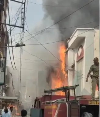 गनीमत रही बच गई जान, लेकिन क्या हादसों के मुहाने पर खड़ा है शहर का सबसे प्रमुख बाजार? 1