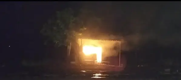 धूमा बाईपास के वाशिंग सेंटर में लगी भीषण आग : पास में पेट्रोल पंप होने से बढ़ा खतरा,गैस सिलेंडर तक पहुंचीं आग की लपटें, वाशिंग सेंटर में रखा सामान जलकर खाक.... देखें पूरा वीडियो 1 20261009091423 nvTymeur