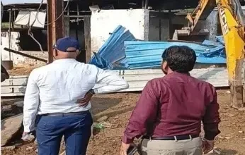 कलियासोत नदी किनारे अवैध डेयरी पर चला बुलडोजर 5 20261010142354 qiLwdfey