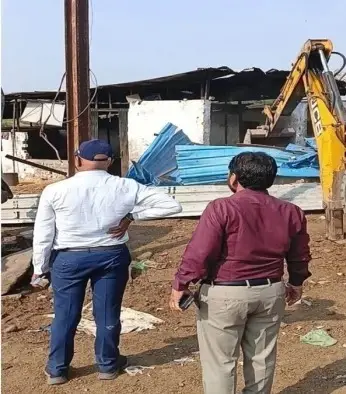 कलियासोत नदी किनारे अवैध डेयरी पर चला बुलडोजर 1 20261010142354 qiLwdfey