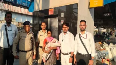 *मासूम की सिसकियां सुन दौड़े ट्रेन मैनेजर, बचाई 4 माह की बच्ची की जिंदगी,नागदा-बीना एक्सप्रेस के जनरल कोच में लावारिस मिली मासूम* 13 20261010162713 rYmGU81r