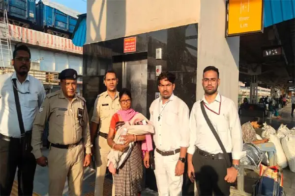 *मासूम की सिसकियां सुन दौड़े ट्रेन मैनेजर, बचाई 4 माह की बच्ची की जिंदगी,नागदा-बीना एक्सप्रेस के जनरल कोच में लावारिस मिली मासूम* 1 20261010162713 rYmGU81r