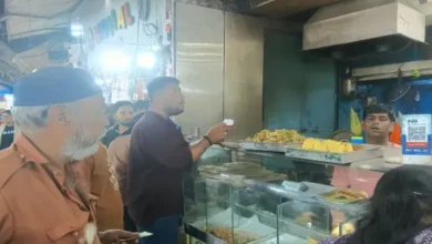न्यू मार्केट में निगम का बुलडोजर एक्शन अतिक्रमण हटाओ अभियान , दो ट्रक सामान जब्त, 13 हजार के चालान कार्रवाई के बाद खुलीं बाजार की गलियां 7 20261011130744 KDTwk6HV