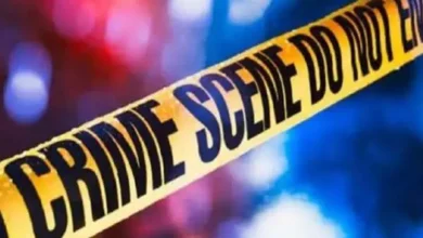 दरवाजे पर फंदे से लटकी मिली लाश, परिजनों ने लगाए गंभीर आरोप; पुलिस जांच में उलझी मौत की गुत्थी 25 20261011131237 0GQMmHFk 1