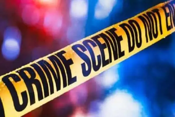 दरवाजे पर फंदे से लटकी मिली लाश, परिजनों ने लगाए गंभीर आरोप; पुलिस जांच में उलझी मौत की गुत्थी 1 20261011131237 0GQMmHFk 1